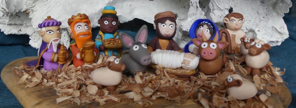 Une crèche de Noël comprenant Joseph, Marie, l'enfant Jésus, l'âne, le boeuf, les Rois Mages (chacun avec son présent) et enfin le berger et ses moutons. Sur un socle en bois naturel.