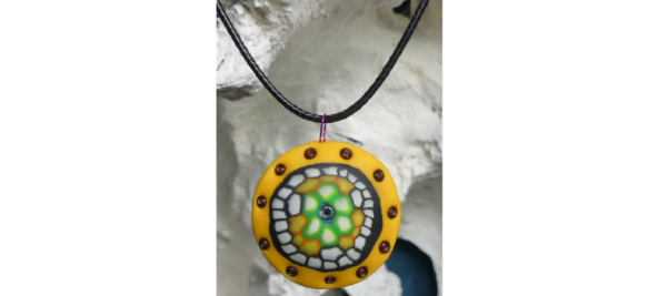 Médaillon mandala jaune vert et noir avec perles